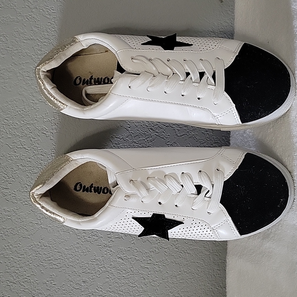 Outdoors white star shoe